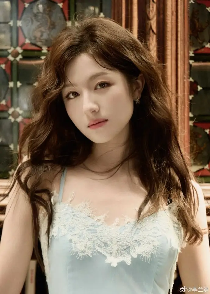 儿童使用平板电脑听儿歌